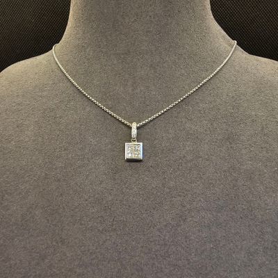 une femme portant un collier orné d'un pendentif carré