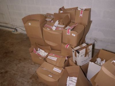 de nombreuses boîtes empilées dans une pièce