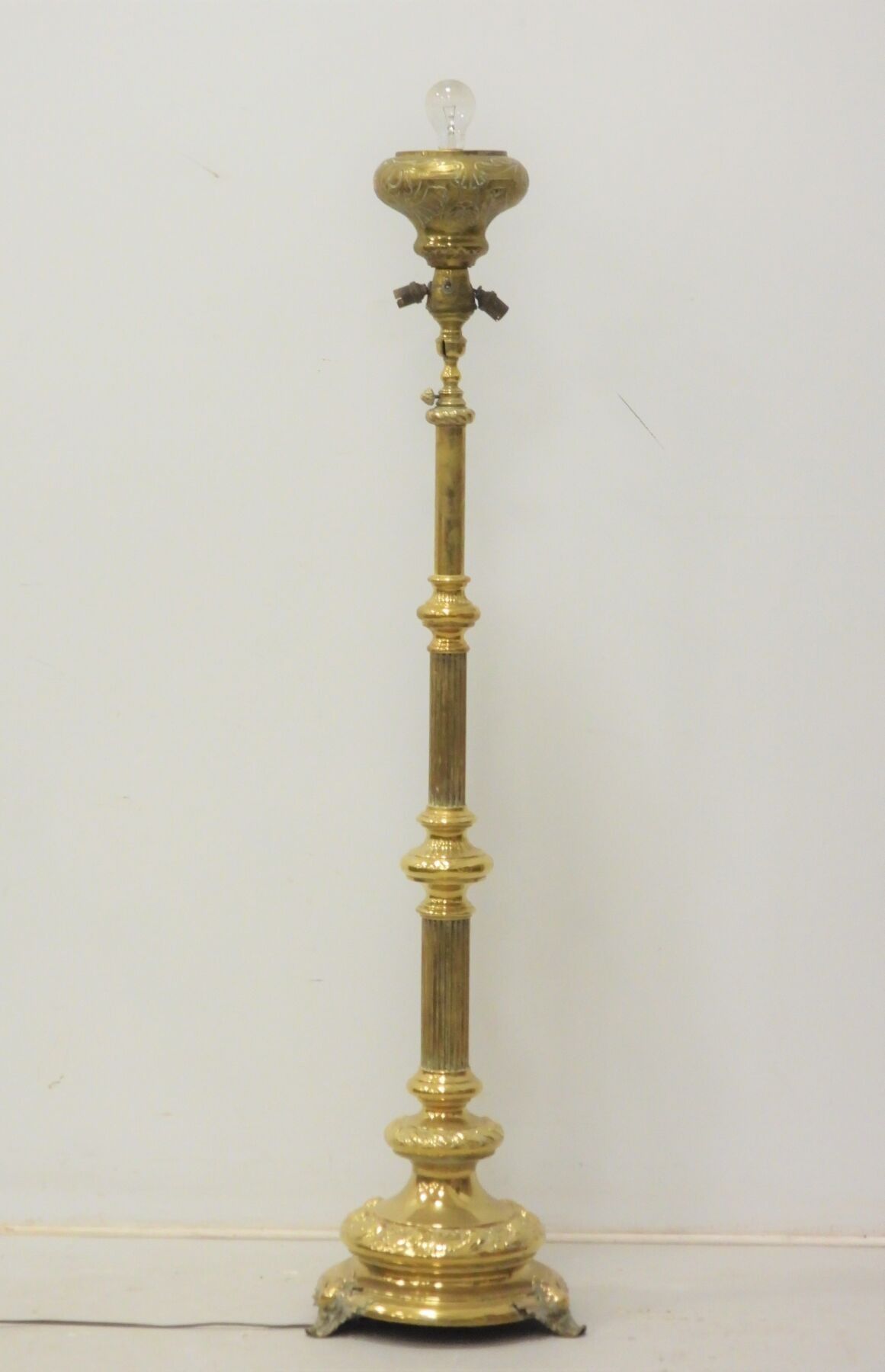 LAMPADAIRE colonne en laiton. H: 140 cm (usures)
