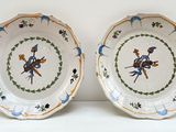 deux assiettes avec des motifs différents