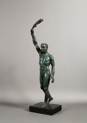 statue en bronze représentant un homme tenant une raquette de tennis, posée sur un socle en marbre
