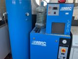 une image représentant une machine placée à côté d'un réservoir bleu