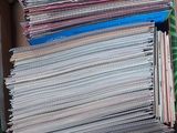 une boîte remplie de magazines posée par terre