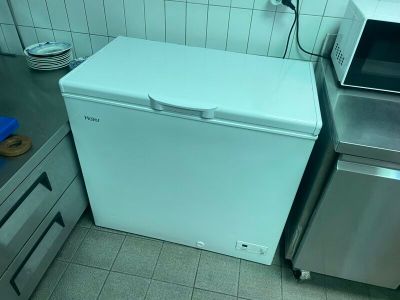 un petit réfrigérateur blanc et un micro-ondes dans une petite cuisine