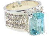 une image représentant une bague ornée d'une pierre bleue entourée de diamants blancs