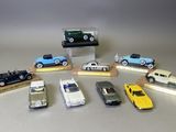 un grand nombre de petites voitures posées sur une table