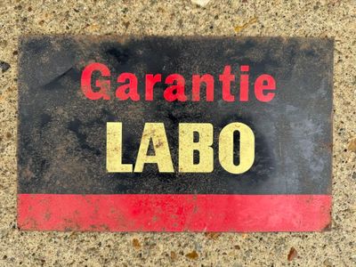 the sign is on the sidewalk that says garantie labo