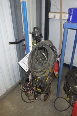 une borne d'incendie située dans un coin d'un garage, à côté d'une autre borne d'incendie