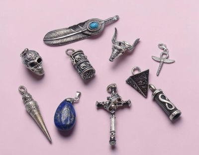 tout un tas d'objets différents posés sur une surface rose