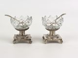 paire de bougeoirs en métal argenté avec coupelle en cristal et cuillère