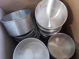 beaucoup de casseroles et de poêles dans une boîte