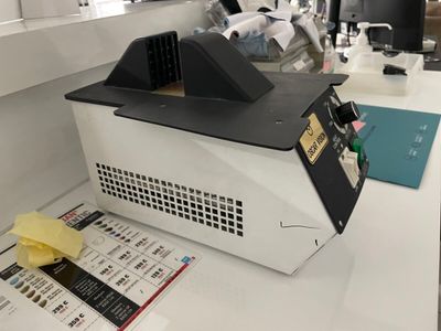 une machine posée sur un plan de travail dans un laboratoire
