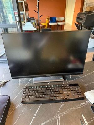 une image représentant un écran d'ordinateur et un clavier posés sur une table
