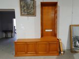 un meuble TV en bois avec un miroir accroché au mur