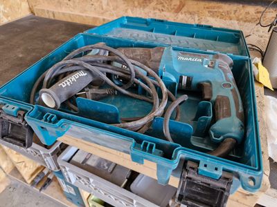 une boîte à outils bleue avec des outils sur une table