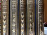 cinq livres sont empilés les uns sur les autres sur une étagère
