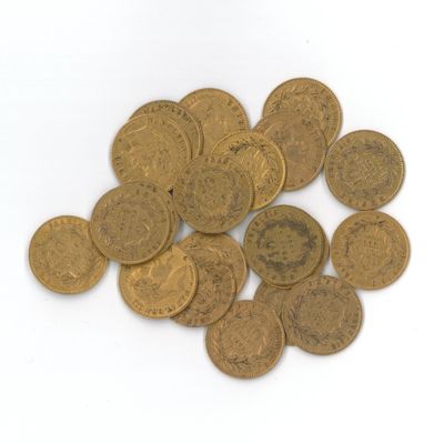 une pile de vieilles pièces de monnaie sur une surface blanche