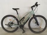 un vélo garé contre un mur
