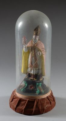 une image représentant un dôme en verre avec une figurine d'un homme tenant un bâton