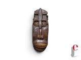gros plan d'un masque en bois sur fond blanc