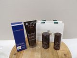 un plateau en bois sur lequel se trouvent une bouteille de lotion et un tube de lotion