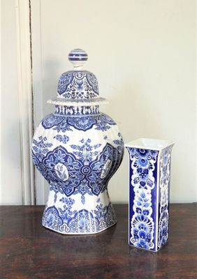 un vase bleu et blanc et un vase bleu et blanc posés sur une table