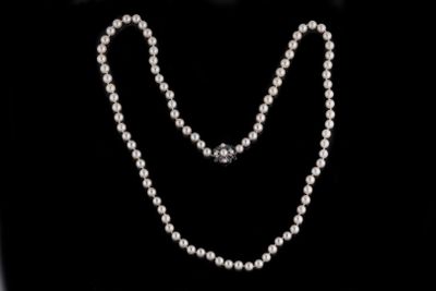 Collier sautoir orné de 93 perles de culture blanches d’envi…