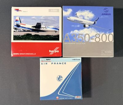 trois cartons d'Air France et un carton d'Air France