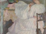 tableau représentant une femme en robe blanche assise à une table avec une lampe