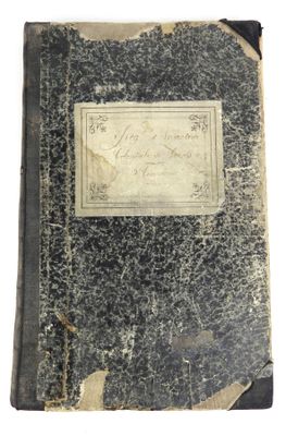 un vieux livre écrit posé sur une table