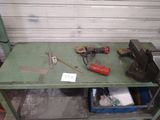 un établi avec des outils dans un garage