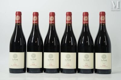 six bouteilles de vin rouge sont alignées sur une table