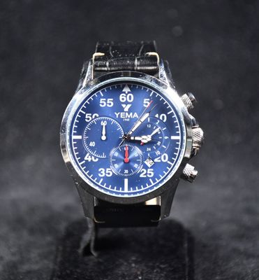gros plan d'une montre sur une surface noire