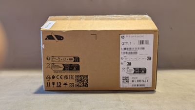une boîte posée sur une table, sur laquelle est collé un autocollant