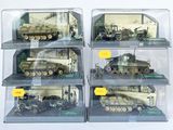 quatre modèles différents de véhicules militaires dans une vitrine