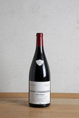 la bouteille de vin est posée sur la table à côté du mur