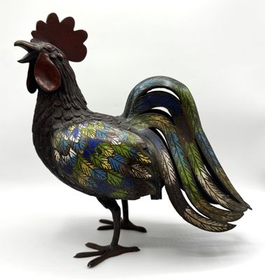 une statue représentant un coq posé sur une surface blanche