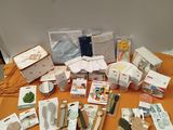 une table sur laquelle sont posées de nombreuses cartes et d'autres objets