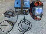 un casque posé par terre à côté d'un chargeur