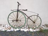 un très vieux vélo appuyé contre un mur