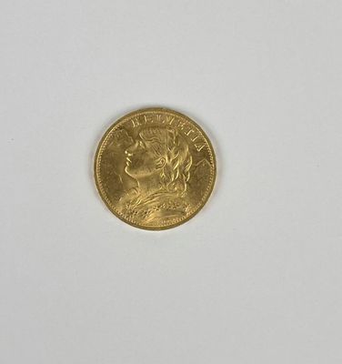 gros plan d'une pièce d'or sur une surface blanche