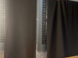 un ventilateur posé sur une table en bois