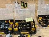 de nombreux outils sur l'établi de l'atelier