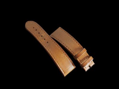 deux bracelets de montre en cuir marron posés l'un sur l'autre