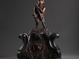 une figurine en bronze représentant un garçon assis sur un banc