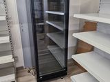 un réfrigérateur vide au milieu d'un magasin