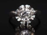 gros plan d'une bague en diamant sur une surface noire