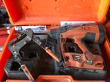 une boîte à outils contenant un marteau, un tournevis et d'autres outils