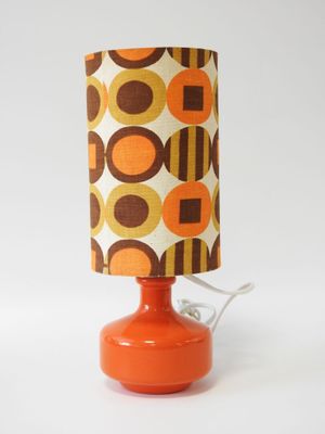 une lampe de table orange avec un abat-jour marron et orange