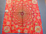 une nappe rouge et bleue avec un motif
